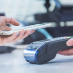 BLIK та NFC. Як безпечно оплачувати смартфоном?